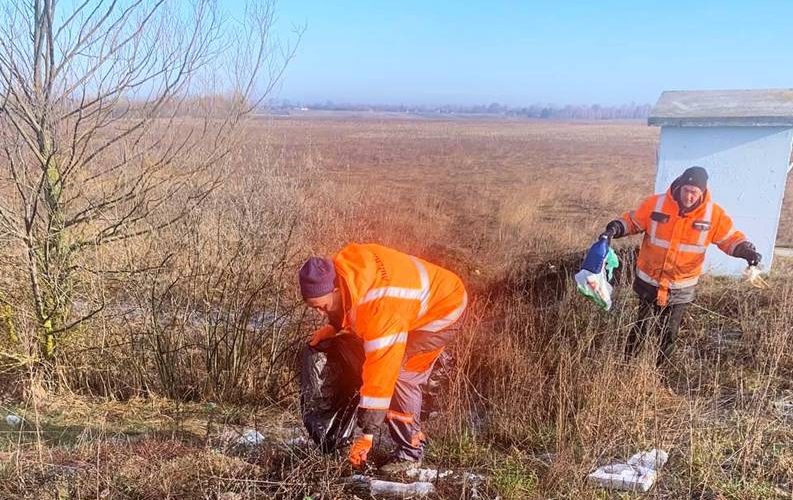 На Житомирщині прибирають дороги та зупинки