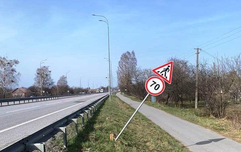 На трасі в Коростенському районі дорожники прибирали повалені дерева після шквального вітру