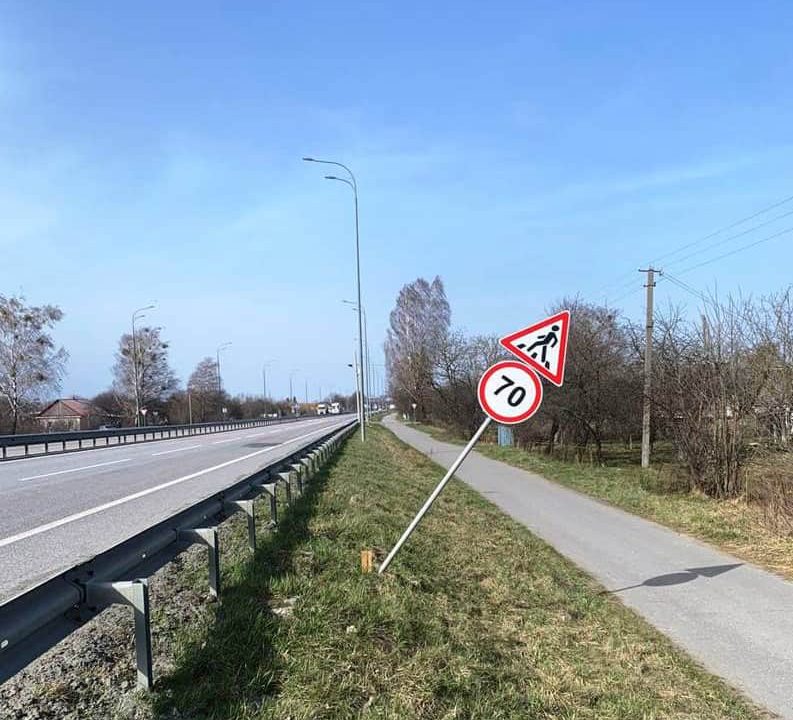 На трасі в Коростенському районі дорожники прибирали повалені дерева після шквального вітру