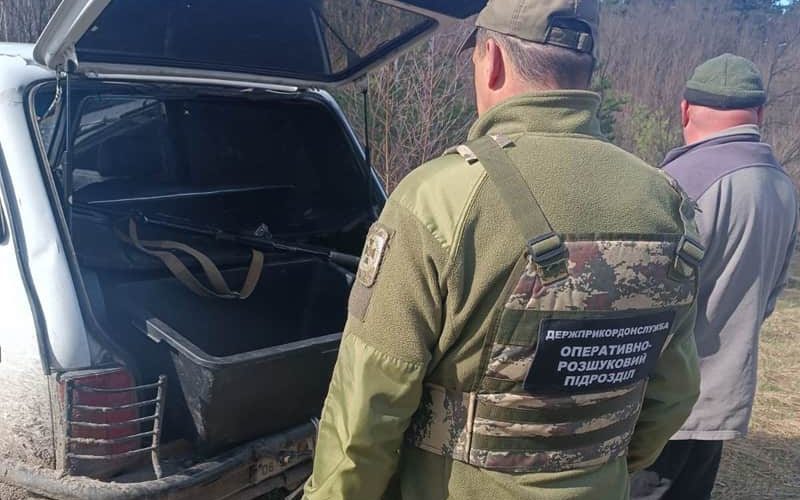 У Народицькій громаді виявили браконьєра з нарізним карабіном, мисливським псом і тарою для туші тварини
