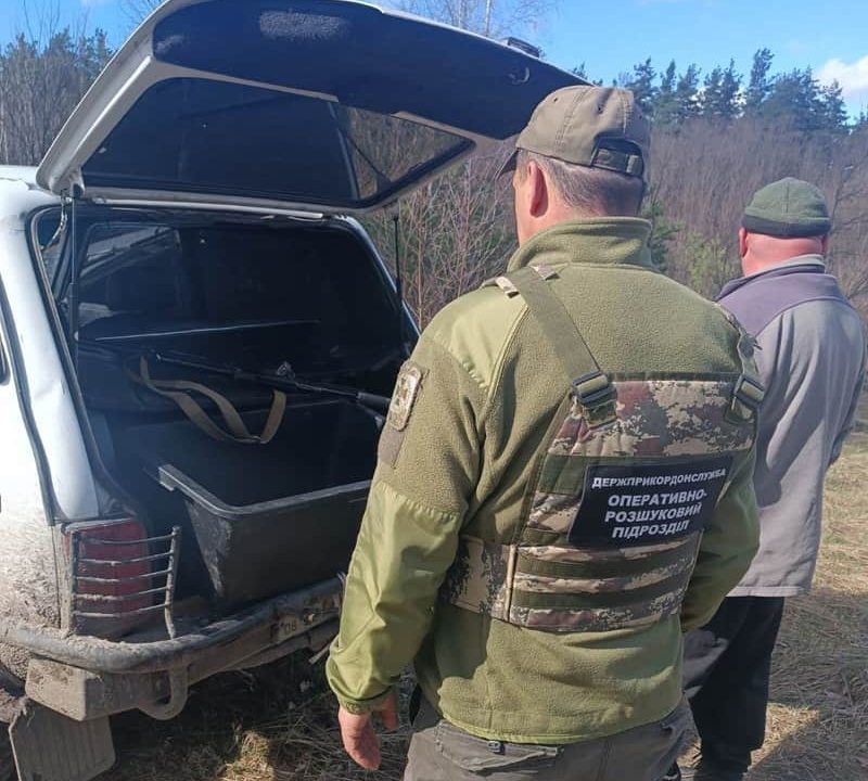 У Народицькій громаді виявили браконьєра з нарізним карабіном, мисливським псом і тарою для туші тварини