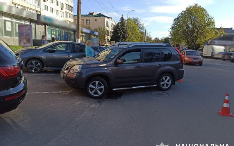 У місті на Житомирщині після удару з Nissan Fiat врізався у припарковане авто: постраждали двоє дітей