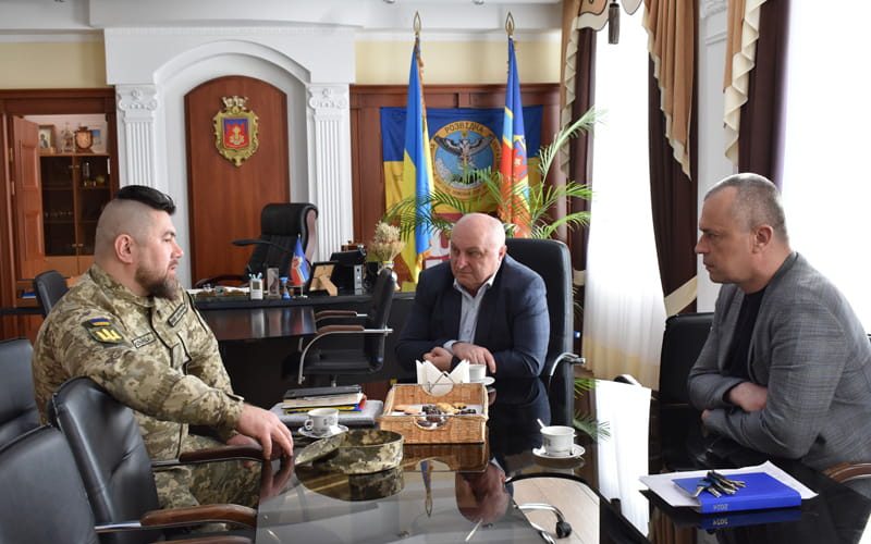 На сесії міськради Коростенській громаді передали стяг 20-го батальйону спецпризначення