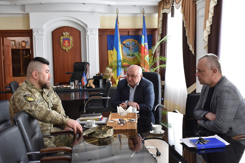 На сесії міськради Коростенській громаді передали стяг 20-го батальйону спецпризначення