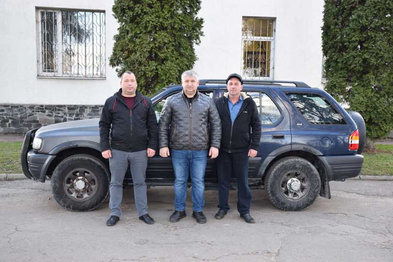 Олевська громада знову придбала та передали захисникам автомобіль