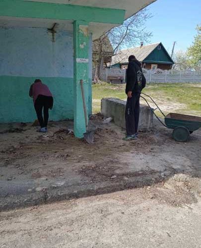 У селі Малинської громади місцеві жителі прибрали й оновили автобусну зупинку