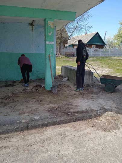 У селі Малинської громади місцеві жителі прибрали й оновили автобусну зупинку