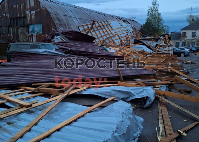 На території приватного підприємства у Коростені негода наробила лиха: з будівлі зірвало дах