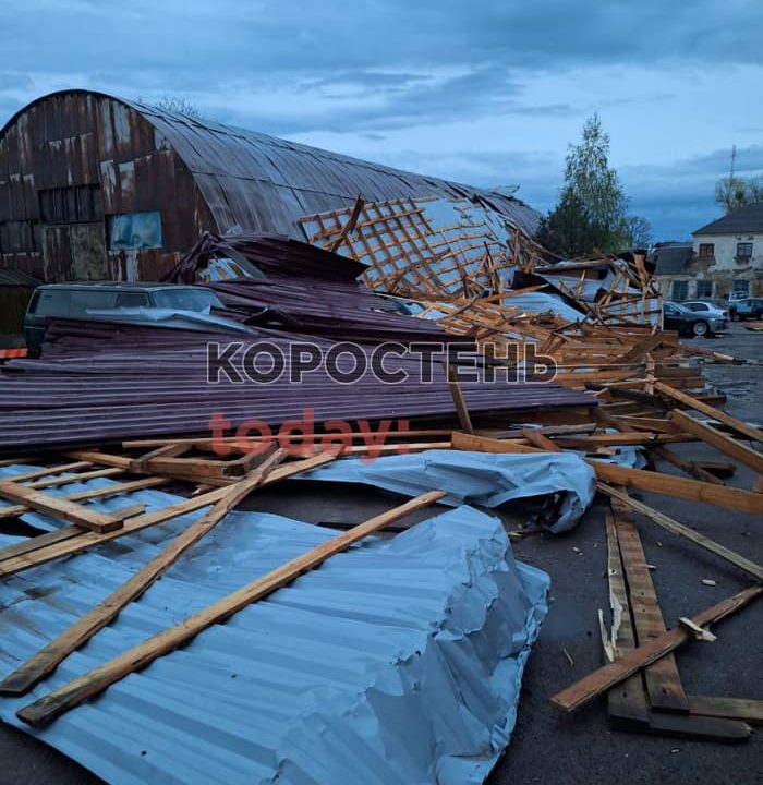 На території приватного підприємства у Коростені негода наробила лиха: з будівлі зірвало дах