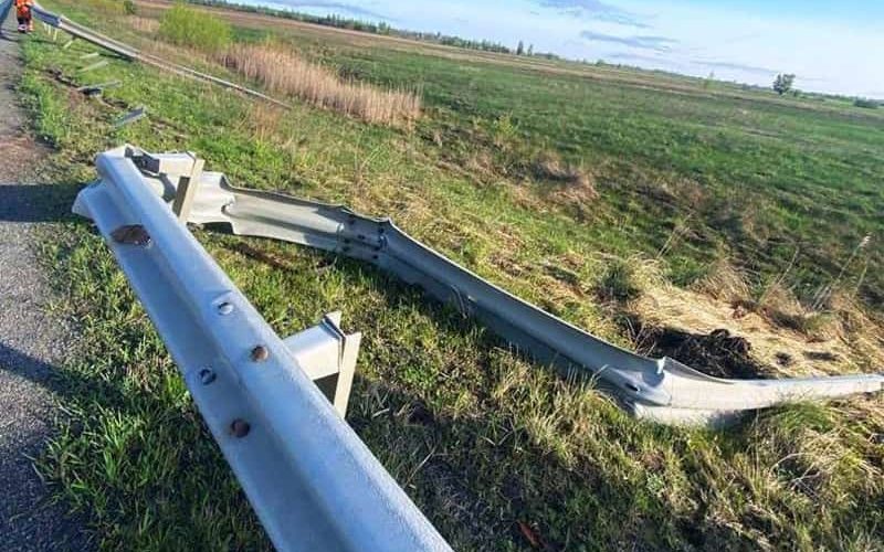 На автодорозі в Коростенському районі дорожники ремонтують відбійники після ДТП
