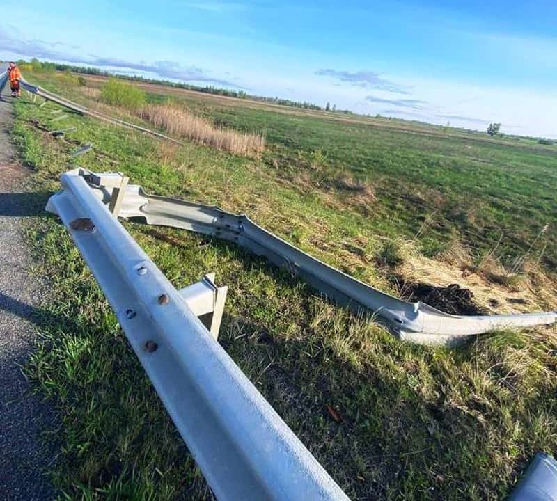 На автодорозі в Коростенському районі дорожники ремонтують відбійники після ДТП