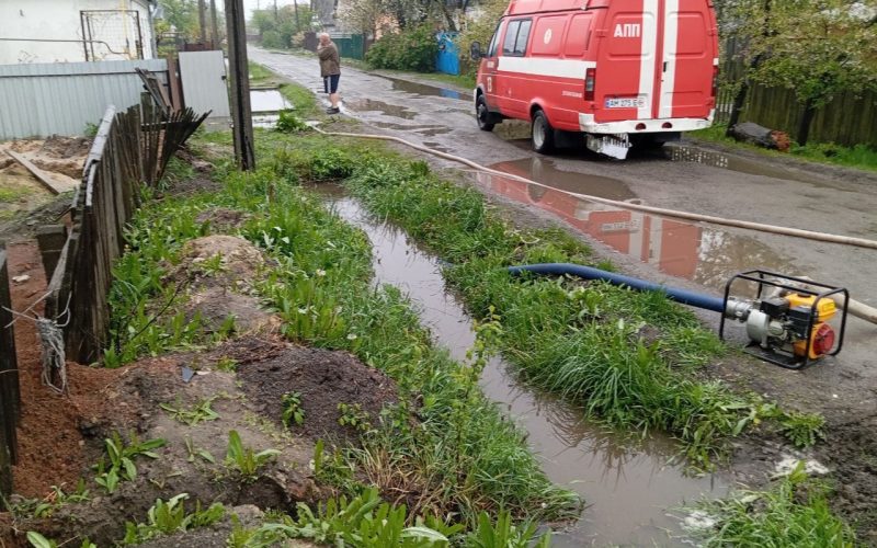 У Малині рятувальники три години відкачували воду з подвір’я та підвалу житлового будинку