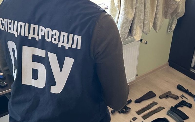 Вивозили зброю з фронту та продавали криміналітету в різних областях: троє жителів Коростеня причетні до торгівлі