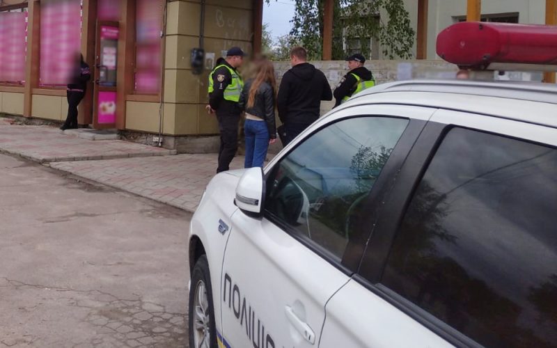 У місті Житомирської області на зупинці громадського транспорту чоловік кинув “гранату”, пролунав вибух