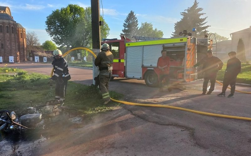 На одній з вулиць Овруча рятувальники гасили палаючий мотоцикл