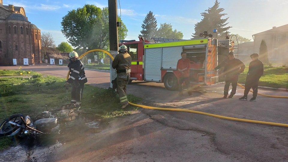 На одній з вулиць Овруча рятувальники гасили палаючий мотоцикл