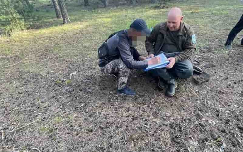 На річці в Малинській громаді виявили чоловіків, які за допомогою надувного човна та сітки ловили рибу