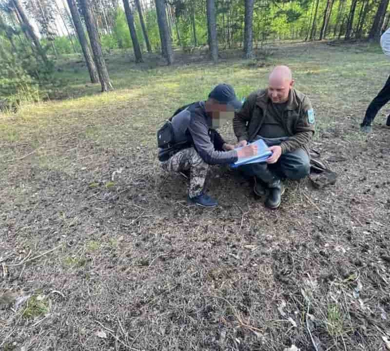 На річці в Малинській громаді виявили чоловіків, які за допомогою надувного човна та сітки ловили рибу