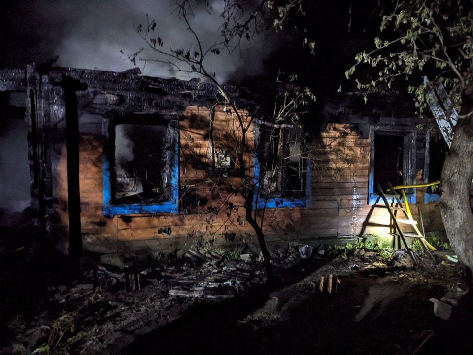 Вночі словечанські рятувальники ліквідували пожежу в житловому будинку та виявили тіло чоловіка
