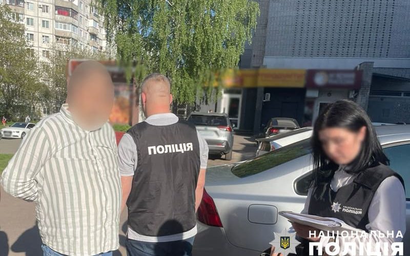 Вимагав 500 доларів за «обмежену придатність» – на Житомирщині затримали медика ВЛК центру комплектування