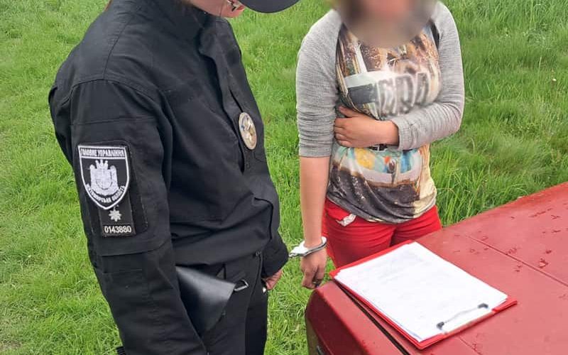 У Житомирській області 15-річна дівчина через ревнощі кілька разів вдарила знайомого ножем