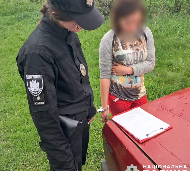 У Житомирській області 15-річна дівчина через ревнощі кілька разів вдарила знайомого ножем