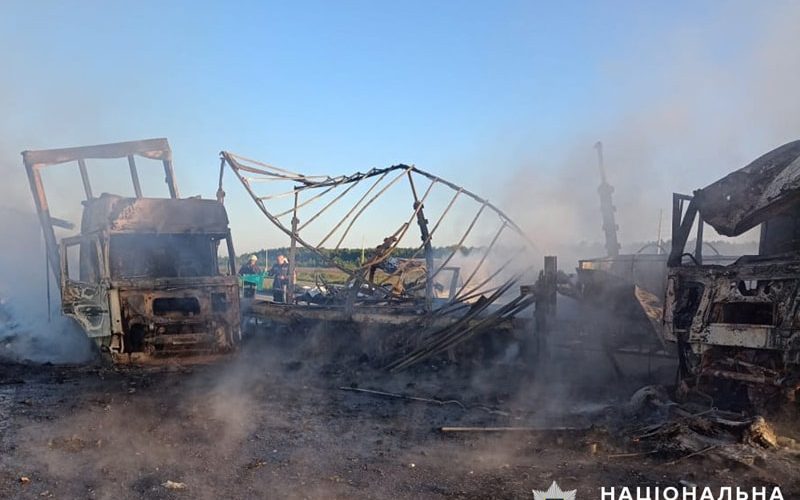 На автодорозі в Житомирській сталася ДТП за участю двох вантажівок і мікроавтобуса: є загиблі і травмовані