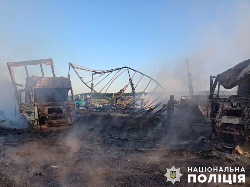 На автодорозі в Житомирській сталася ДТП за участю двох вантажівок і мікроавтобуса: є загиблі і травмовані