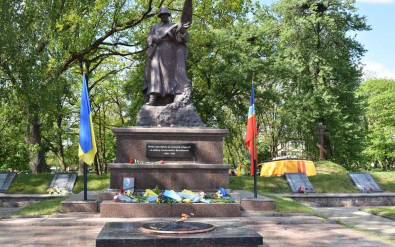 У Коростені відбулось покладання до пам’ятників та братських могил загиблим в Другій світовій війні