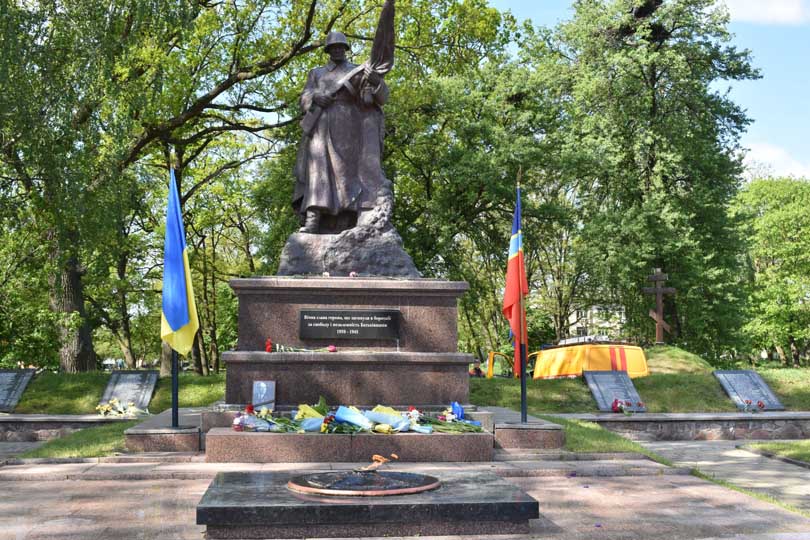 У Коростені відбулось покладання до пам’ятників та братських могил загиблим в Другій світовій війні
