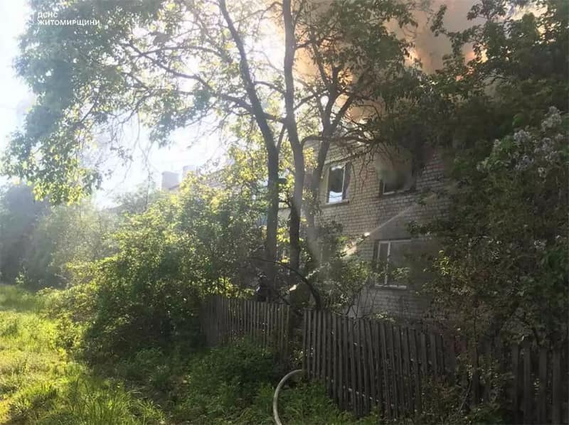 У селі поблизу Коростеня горіла квартира у двоповерховому будинку