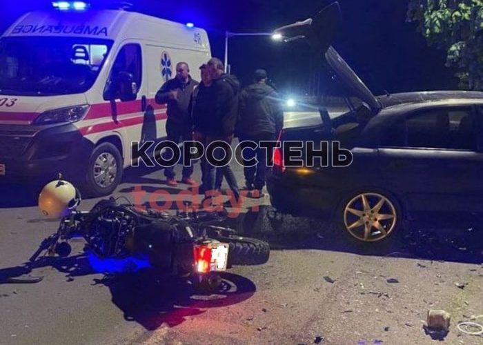 На Кемського в Коростень Mitsubishi зіштовхнувся з 17-річним мотоциклістом, є травмовані