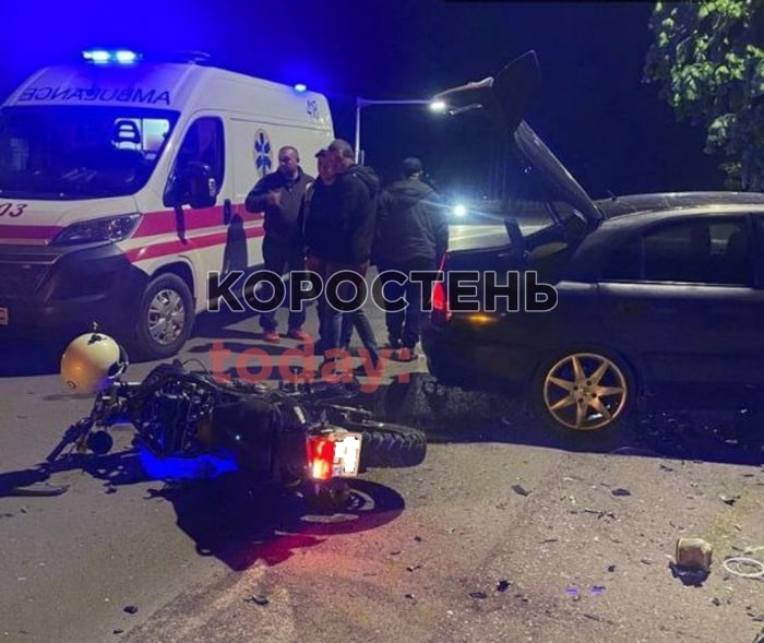На Кемського в Коростень Mitsubishi зіштовхнувся з 17-річним мотоциклістом, є травмовані
