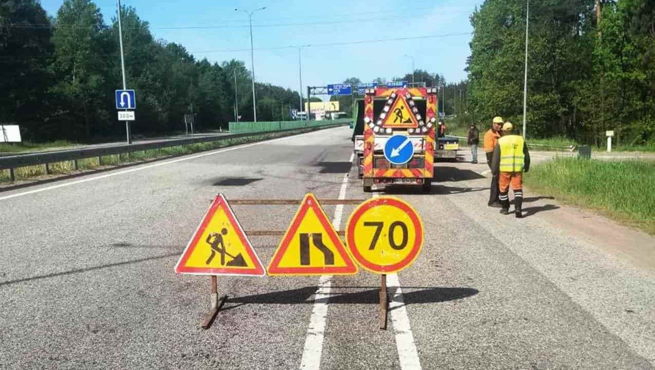 На трасі в Коростенському районі дорожники відновлюють розмітку та ремонтують відбійники
