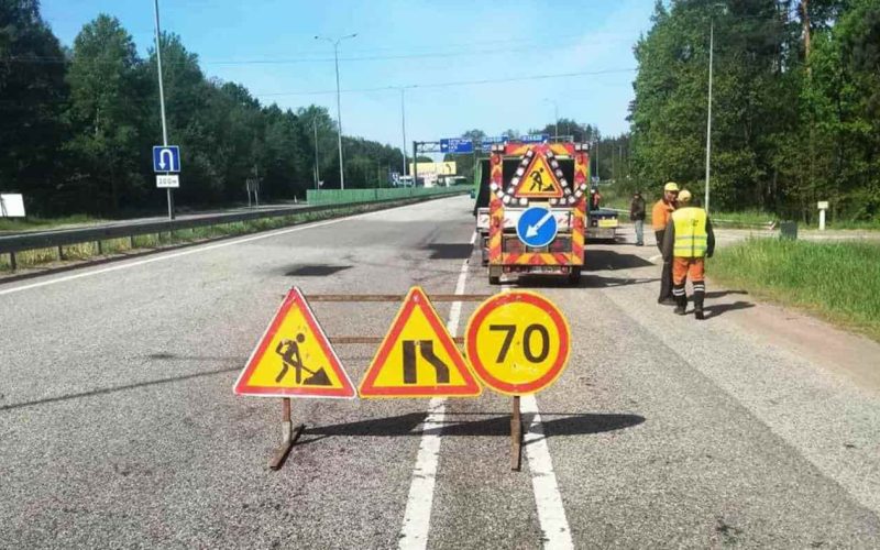 На трасі в Коростенському районі дорожники відновлюють розмітку та ремонтують відбійники