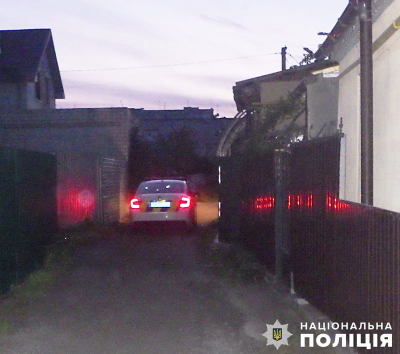 Тіло закопав у дворі та прикидав сміттям – на Житомирщині 42-річний чоловік вбив гостя викруткою
