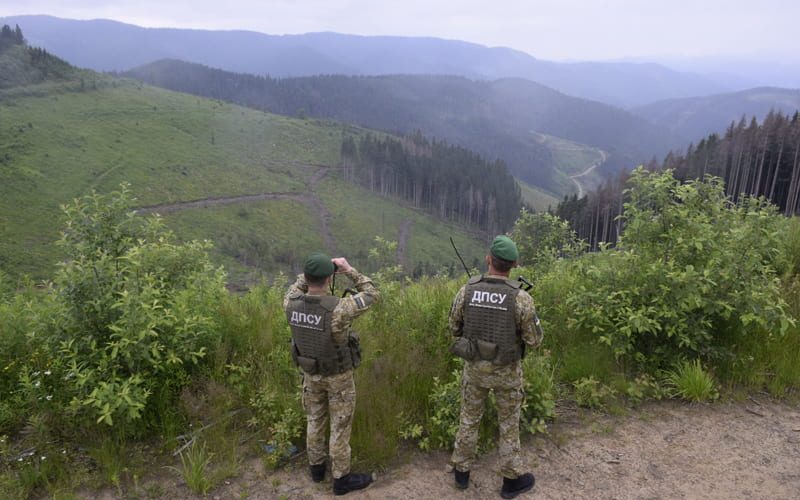 Хотів через гори потрапити за кордон – прикордонники затримали жителя Житомирщини