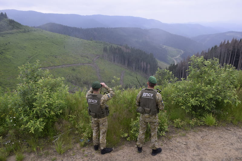 Хотів через гори потрапити за кордон – прикордонники затримали жителя Житомирщини