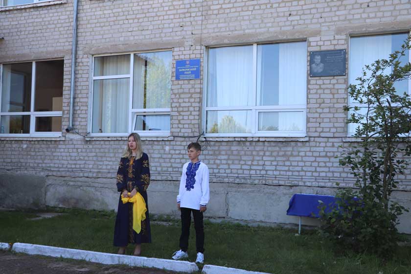 У селі Олевської громади на фасаді ліцею відкрили меморіальну дошку захиснику Григорію Михайленку