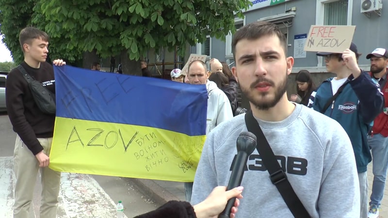 «Боріться за них, як вони боролись за нас»: у Коростені молодь вийшла на акцію «Free Azov»