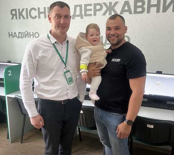 В одному з ліцеїв Коростеня працівники сервісного центру МВС вручили школярам флікери