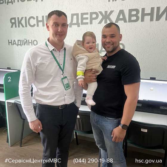 В одному з ліцеїв Коростеня працівники сервісного центру МВС вручили школярам флікери