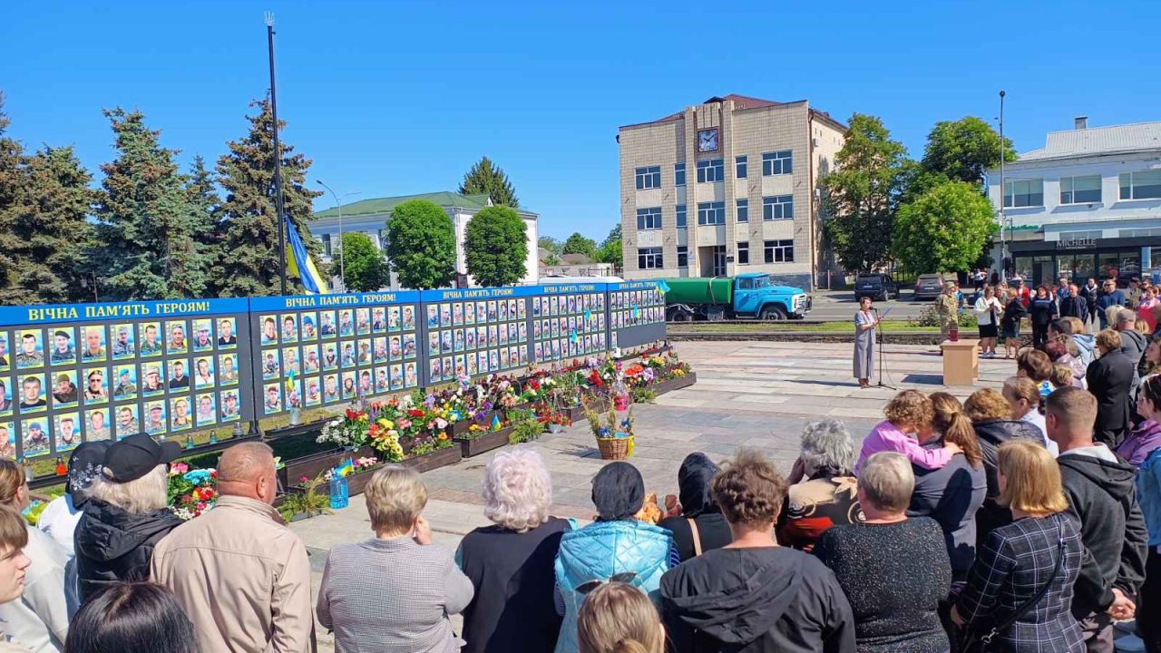 В центрі Малина відкрили стенд загиблим захисникам та вручили посмертні ордени рідним Героїв