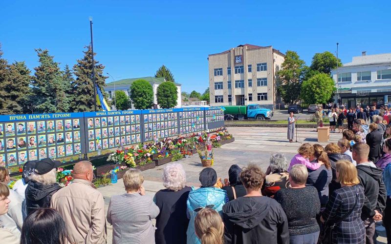 В центрі Малина відкрили стенд загиблим захисникам та вручили посмертні ордени рідним Героїв