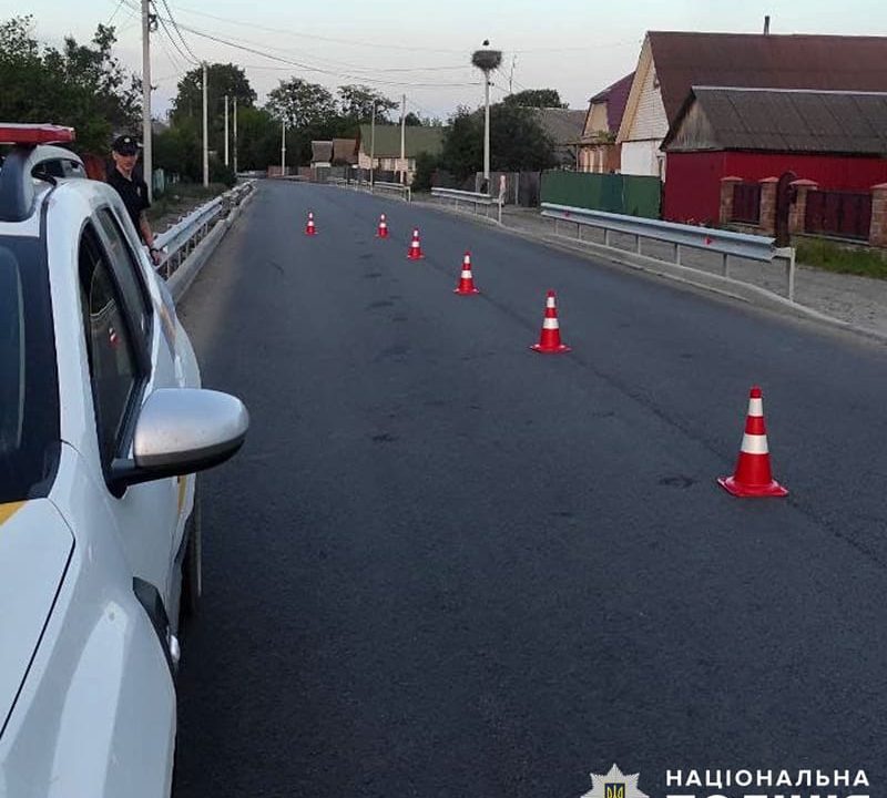 На одній з вулиць Малина 16-річна пасажирка впала зі скутера: дівчину госпіталізували