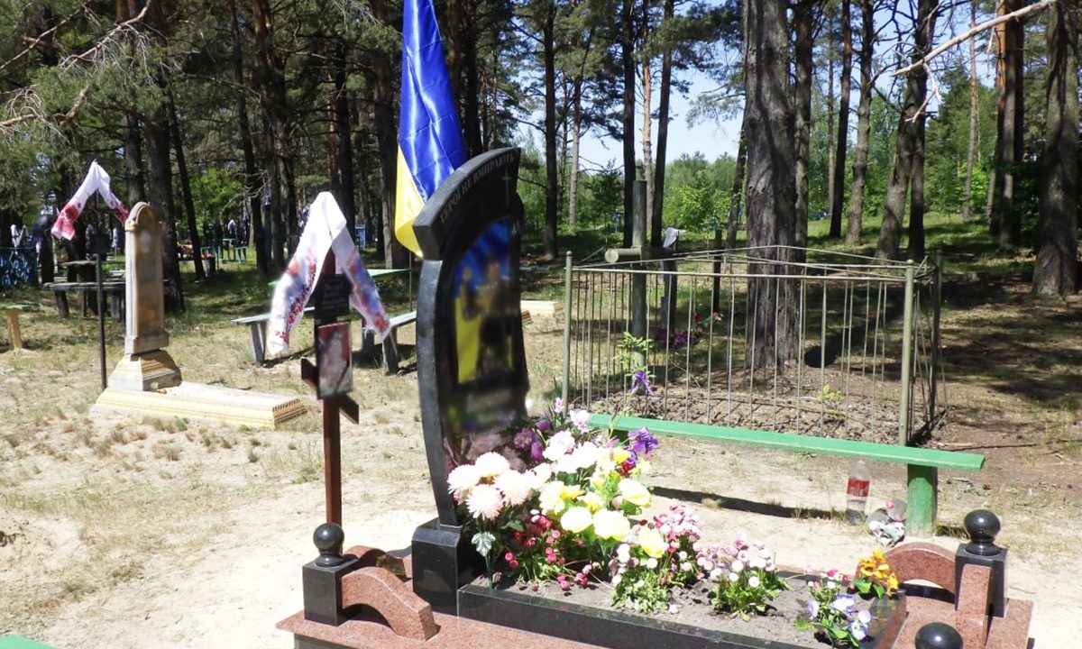 На Овруччині п’яна жінка зірвала прапор з могили військового