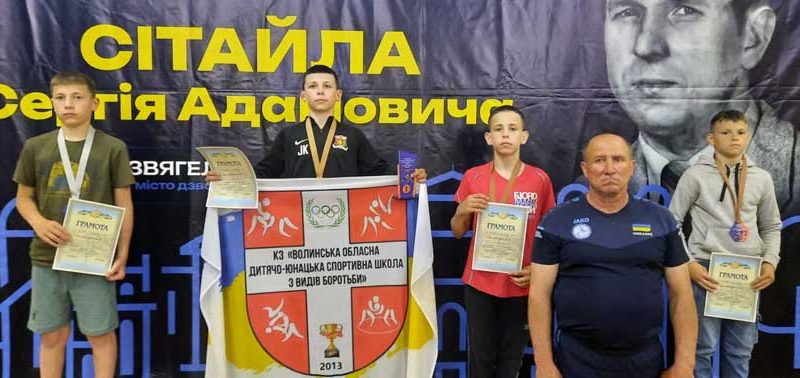 Коростенські “вовченята” здобули перемоги на борцівському килимі Звягеля