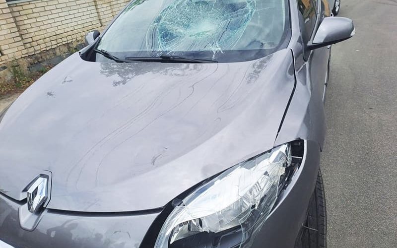 На одній з вулиць Малина Renault зіштовхнувся з мопедом: 71-річного водія двоколісника госпіталізували