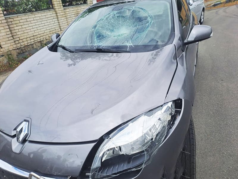 На одній з вулиць Малина Renault зіштовхнувся з мопедом: 71-річного водія двоколісника госпіталізували