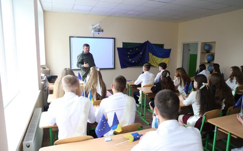 Перший віцеспікер Верховної Ради відвідав останній дзвоник на Коростенщині та передав автобуси від Естонії